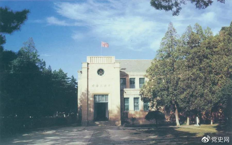 楊家?guī)X革命舊址，位于延安城西北約3公里，是中共中央1938年11月至1947年3月的所在地。